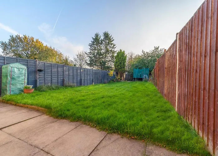 Three Bed House - Garden - Parking - 5 Guests - Fast Wifi - Netflix - 83B