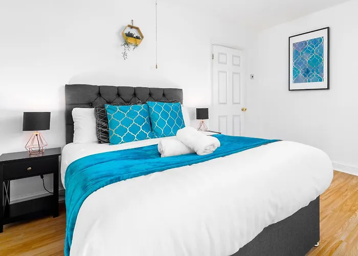 Three Bed House - Garden - Parking - 5 Guests - Fast Wifi - Netflix - 83B