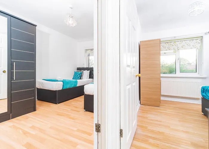 Three Bed House - Garden - Parking - 5 Guests - Fast Wifi - Netflix - 83B