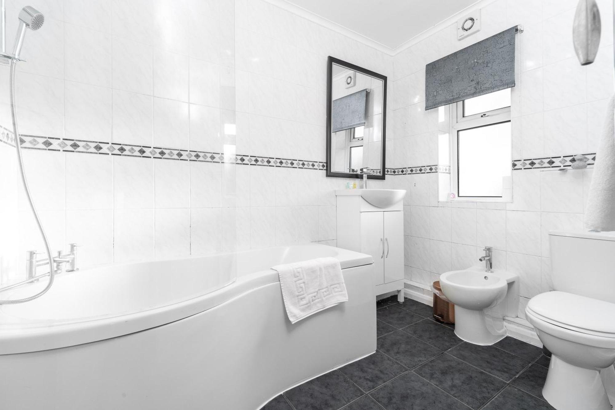Three Bed House - Garden - Parking - 5 Guests - Fast Wifi - Netflix - 83b Ferienhaus Birmingham