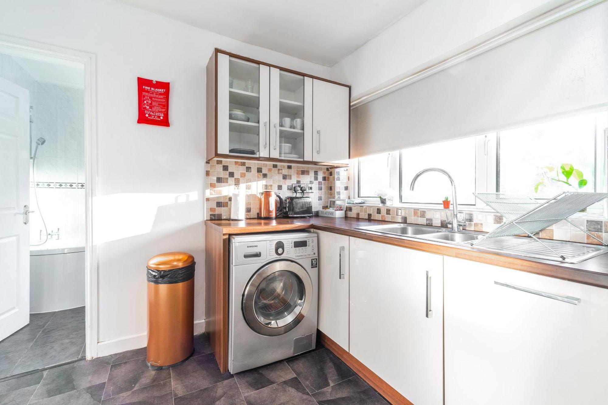 Ferienhaus Three Bed House - Garden - Parking - 5 Guests - Fast Wifi - Netflix - 83b