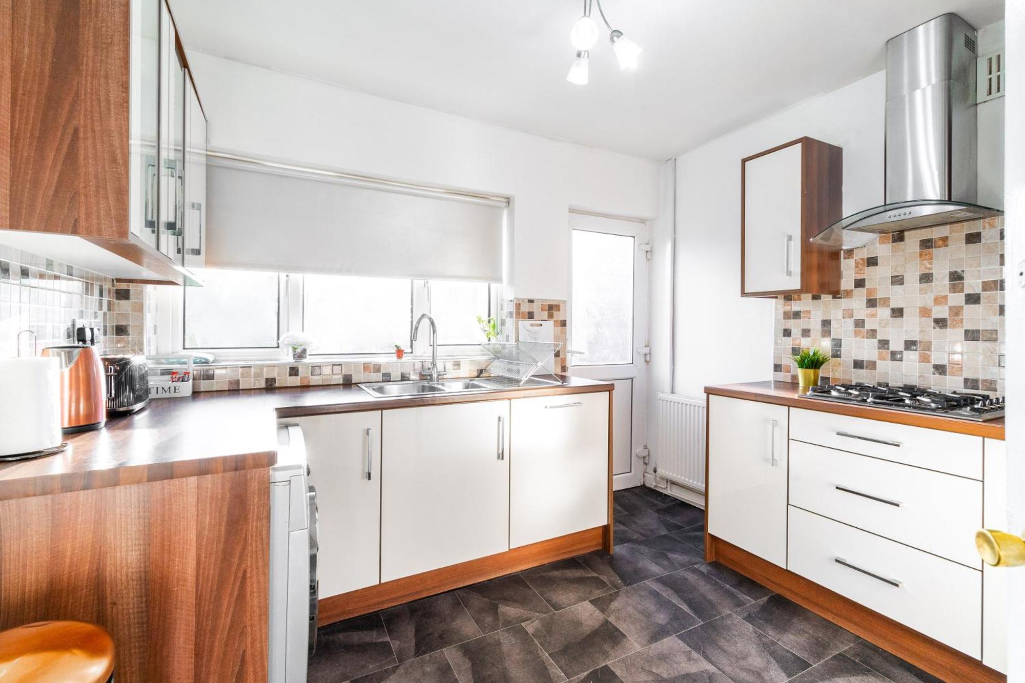 Three Bed House - Garden - Parking - 5 Guests - Fast Wifi - Netflix - 83b Ferienhaus *