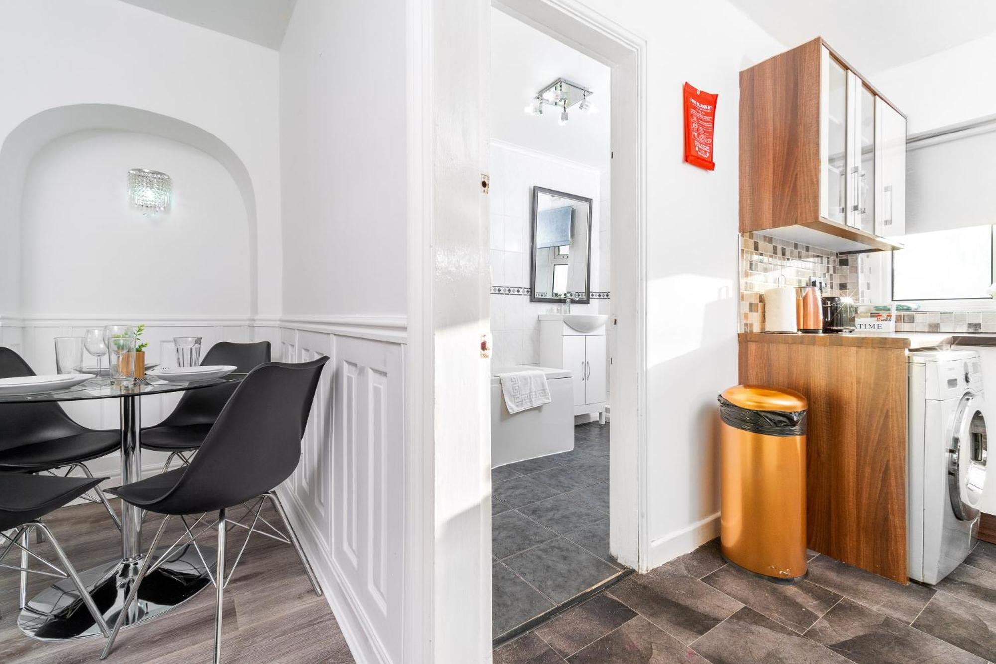 Ferienhaus Three Bed House - Garden - Parking - 5 Guests - Fast Wifi - Netflix - 83b *