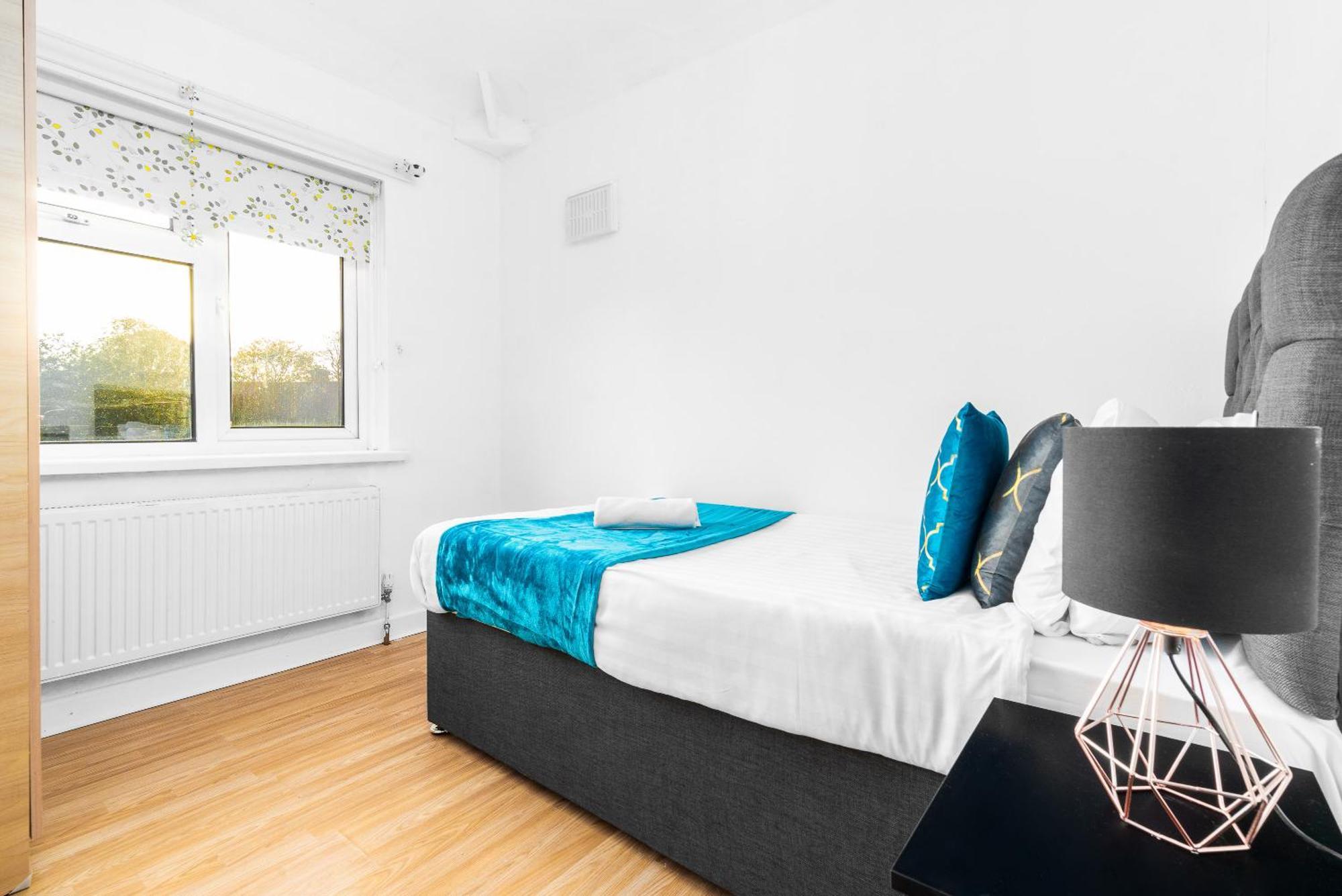 Ferienhaus Three Bed House - Garden - Parking - 5 Guests - Fast Wifi - Netflix - 83b *