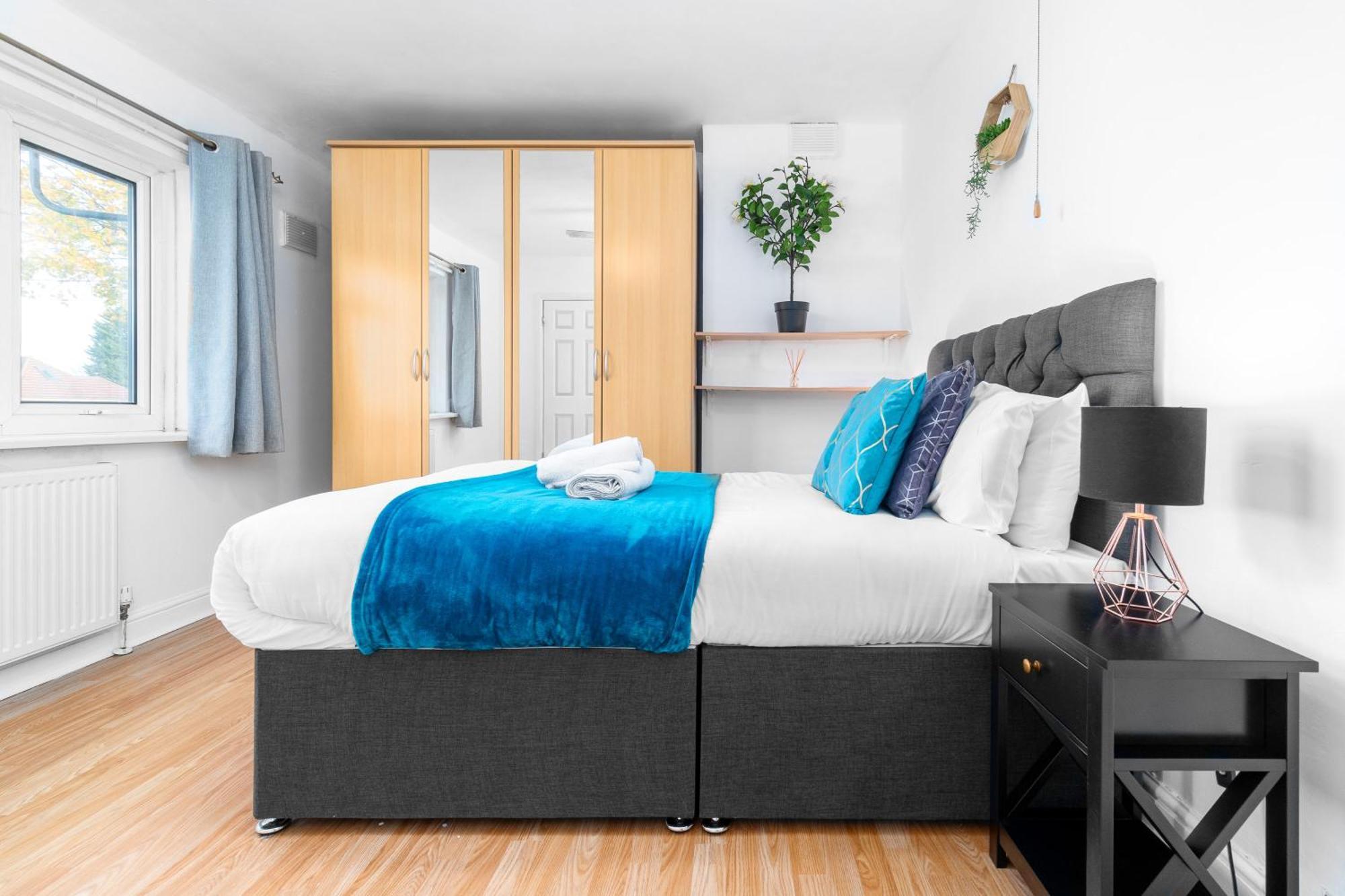 Three Bed House - Garden - Parking - 5 Guests - Fast Wifi - Netflix - 83b Ferienhaus *