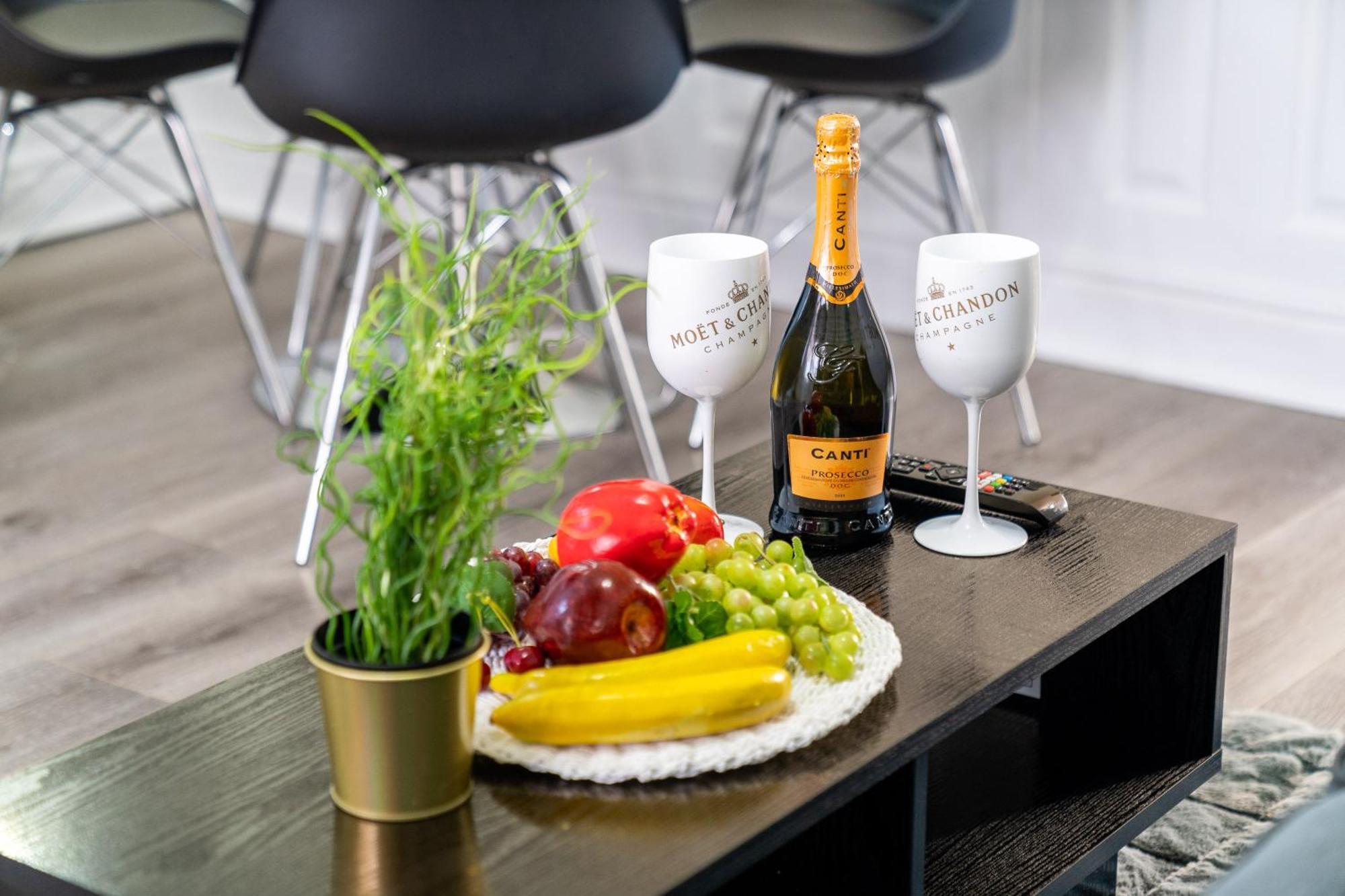Ferienhaus Three Bed House - Garden - Parking - 5 Guests - Fast Wifi - Netflix - 83b