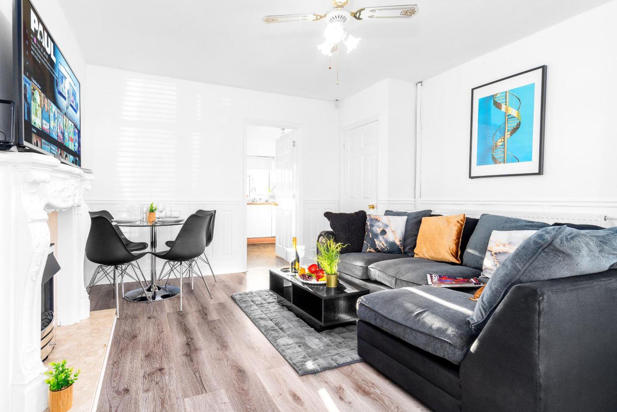 Three Bed House - Garden - Parking - 5 Guests - Fast Wifi - Netflix - 83b Birmingham