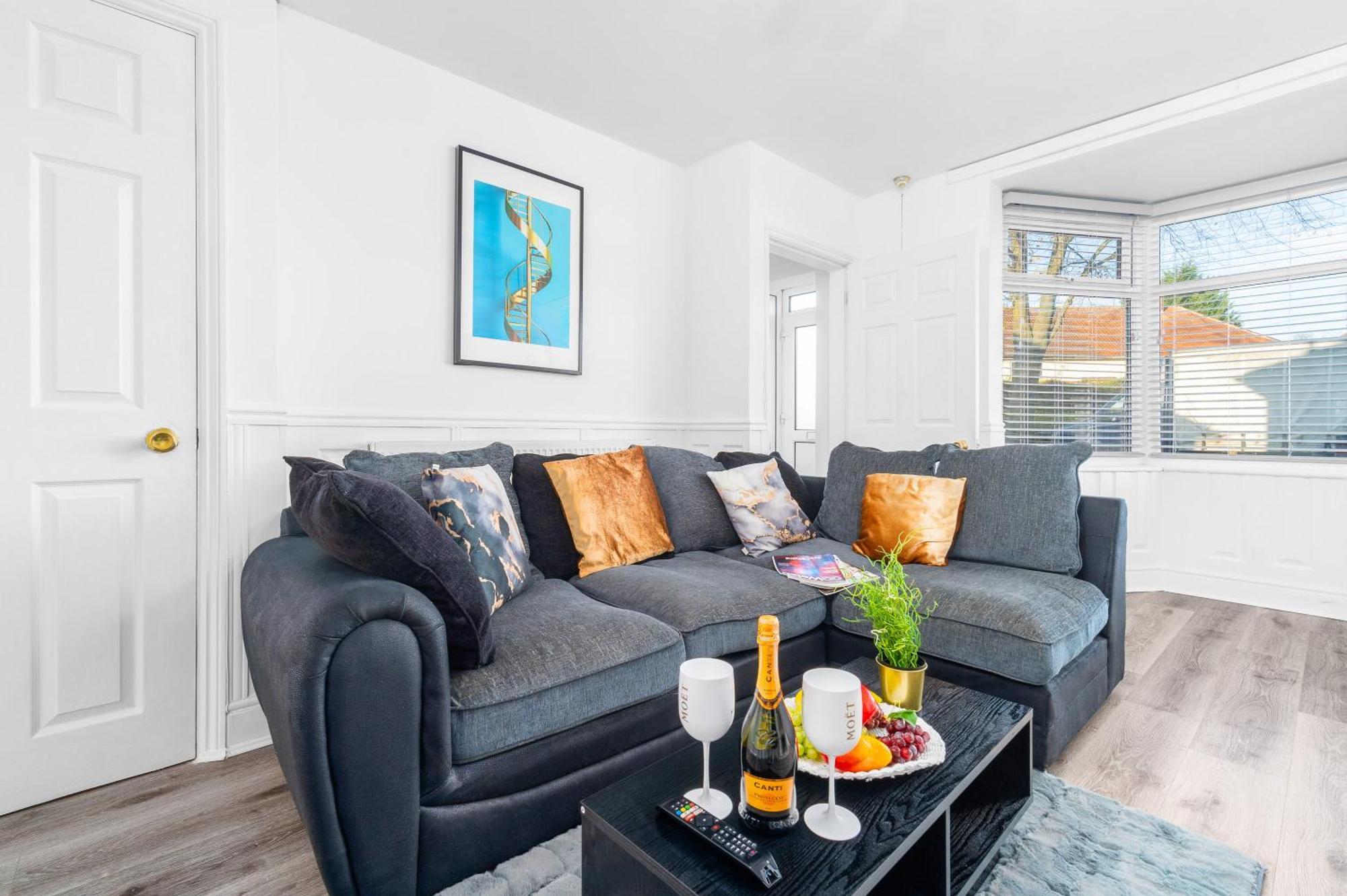 Three Bed House - Garden - Parking - 5 Guests - Fast Wifi - Netflix - 83b Ferienhaus