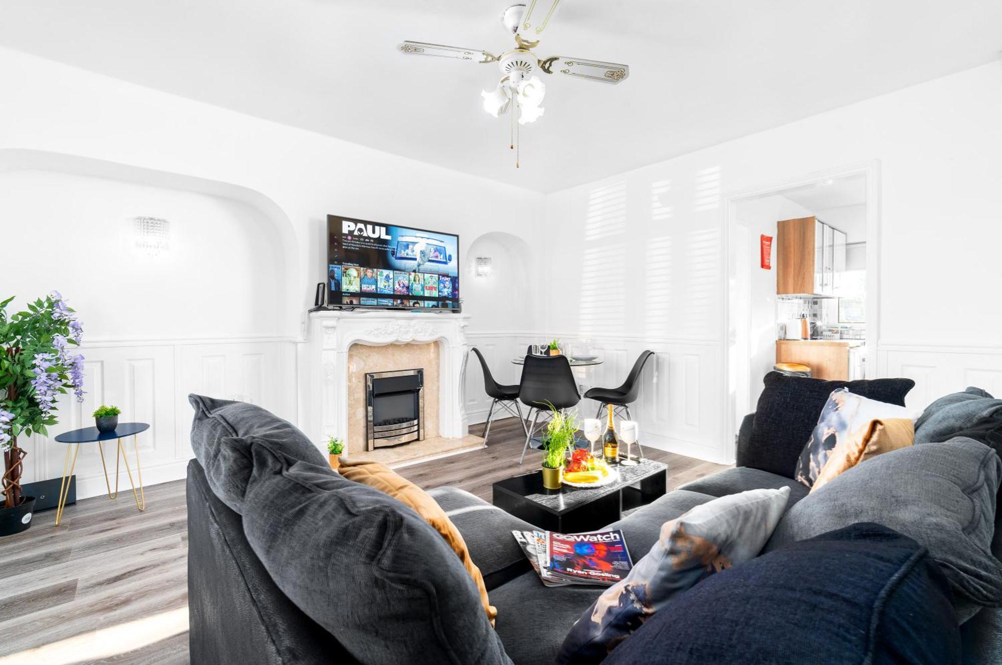 Three Bed House - Garden - Parking - 5 Guests - Fast Wifi - Netflix - 83b Birmingham